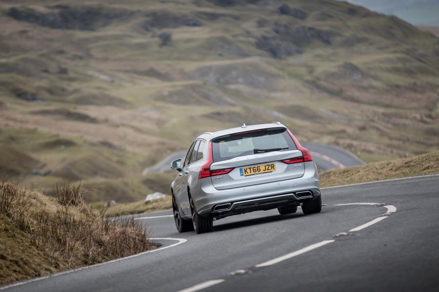  Volvo V90 D4 R-Deisgn 2017 года  (UK) (фото 30 из 40)